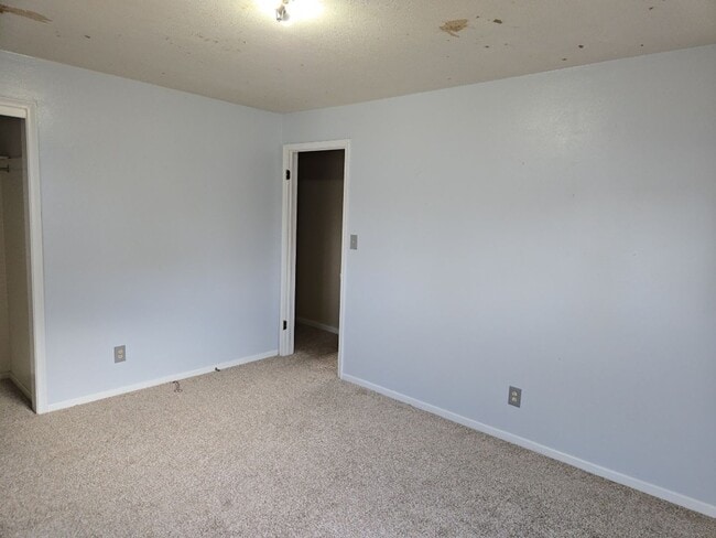 Building Photo - STUDENTS WELCOME! 5-Bedroom / 3-Bathroom Tri-Level Home Two Miles from CSU