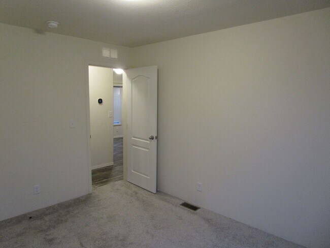 Building Photo - *PRICE IMPROVEMENT* Newer Spacious Home in Ochoco West Subdivision - Available Now!