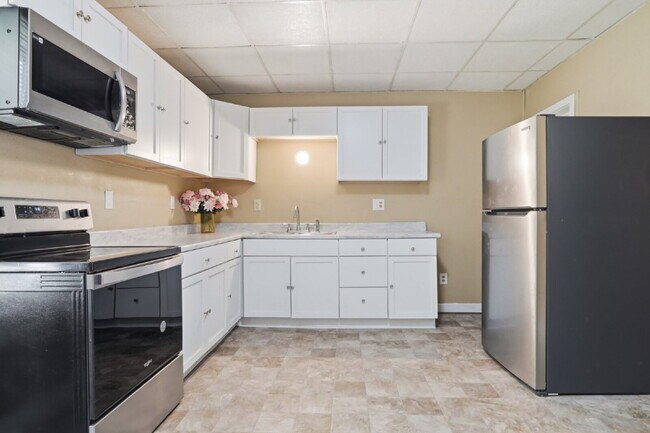 Building Photo - This well-maintained 4-bedroom, 2-bath duplex offers a spacious layout with all the comforts of h...