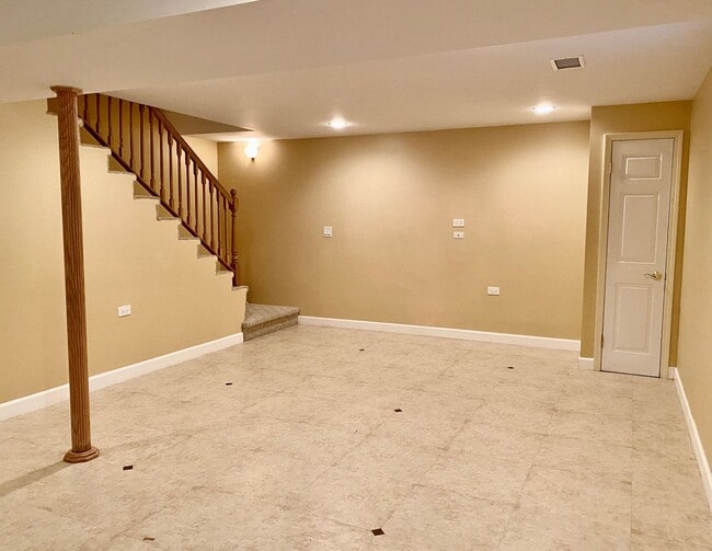 Building Photo - Magnificent 4 Bed / 4.5 Bath Elmhurst Home...