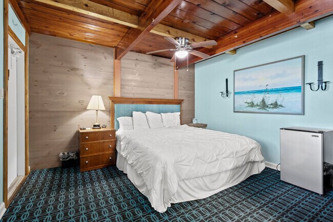 Building Photo - 110 S Ocean Dr