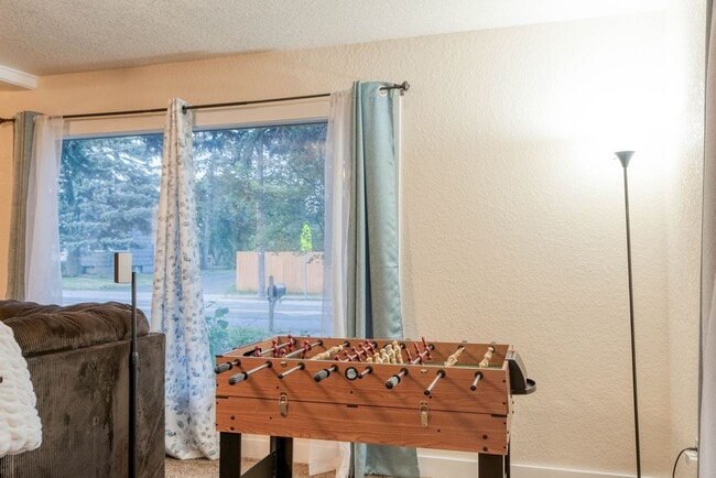 Building Photo - Fully Furnished 3BD + Den/2BA, Convenientl...