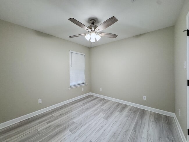 Building Photo - 51 10 Point Ln