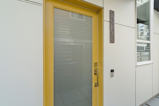 Building Photo - Modern 2bd/2ba Townhome with Rooftop & Par...