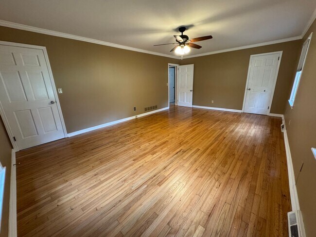 Building Photo - Large 3/2 House off Kingston Hwy- $2,195