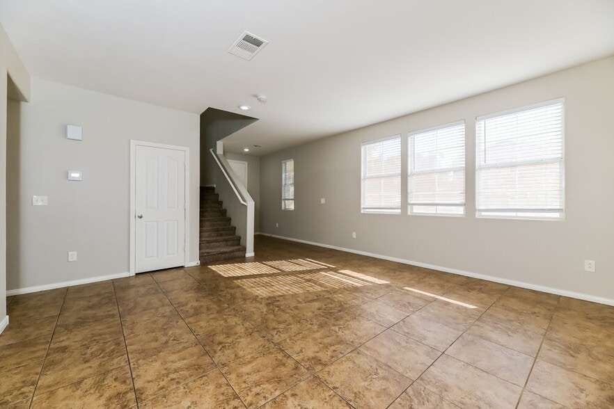 Building Photo - 6035 N Hidden Summit St