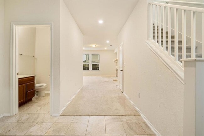 Building Photo - 907 Solitude Dr