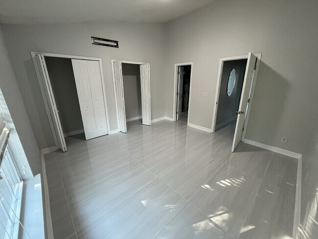 Building Photo - "Chic & Cozy: Modern 2-Bed Townhouse with Marble Accents in Greensboro!"
