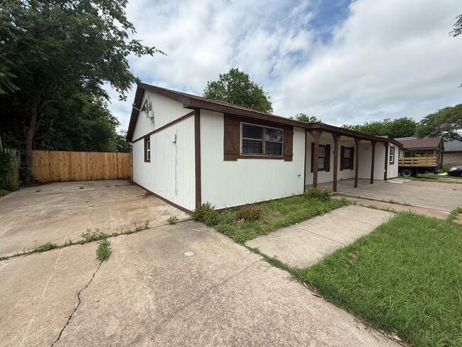 Building Photo - 222 San Angelo Ave