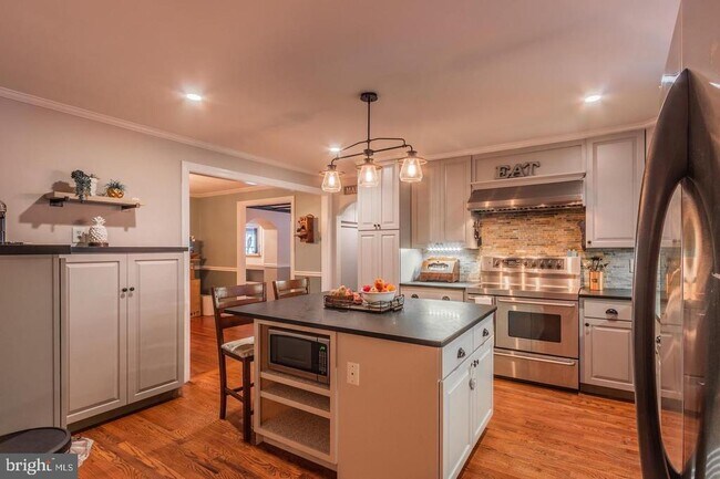 Building Photo - 607 Lancaster St