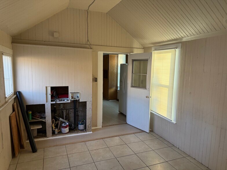 Building Photo - 563 San Francisco Ave