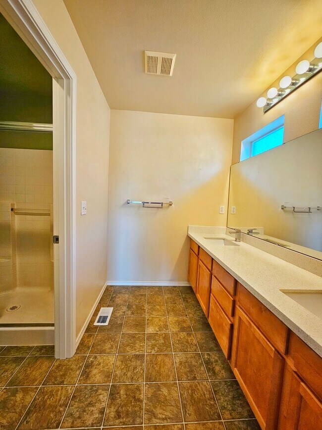 Building Photo - Charming 3 Bed 2.5 Bath 2 Story Home in Beautiful Lakeland, Auburn