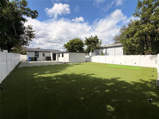 Building Photo - 1532 N Andrews Ave