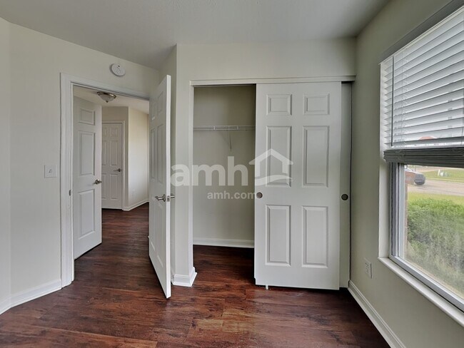 Building Photo - 10248 Meadow Glen Dr