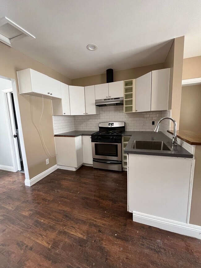 Building Photo - 3 Bedroom 1.5 Bath Back house