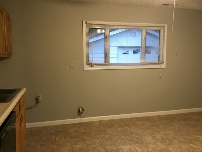Building Photo - Roomy Southside 3 Bedroom Home with fenced...