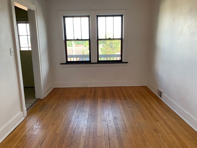 Building Photo - Charming Townhouse in a Beautiful Neighborhood