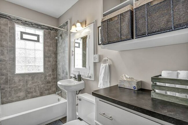 Building Photo - 817 Bell Ave