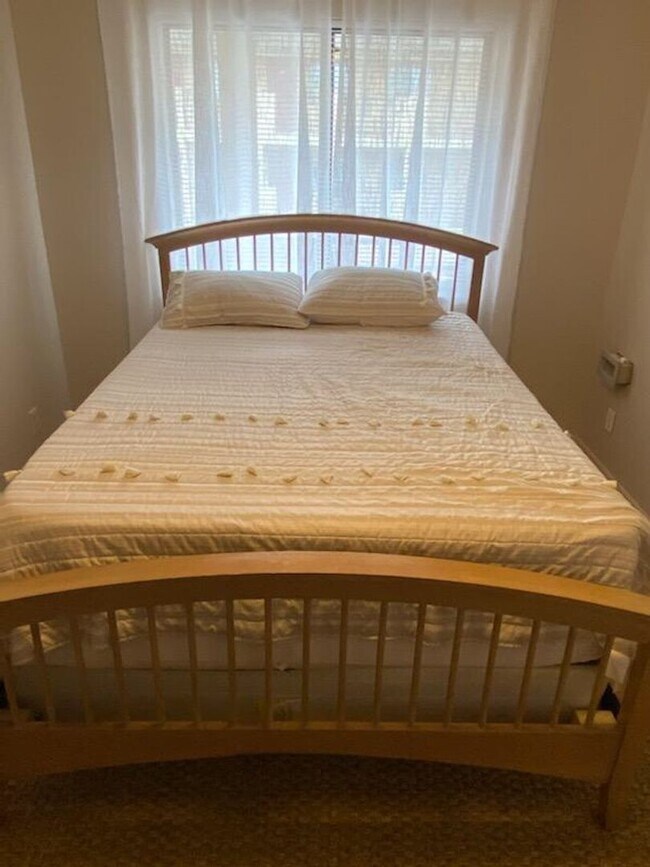 Building Photo - 1/1 PARTLY FURNISHED CONDO UNIT AVAILABLE FALL 2026