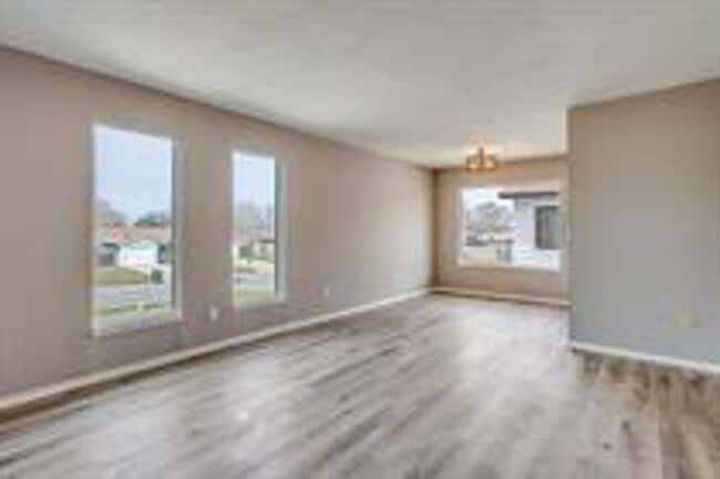 Building Photo - 1527 E El Monte St