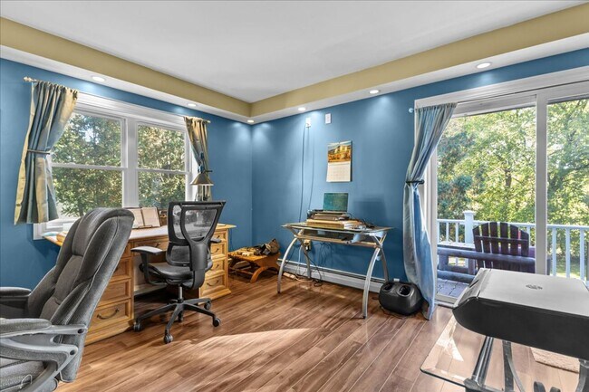 Building Photo - Well-Cared for historic beauty in private setting tucked in the Hill Section