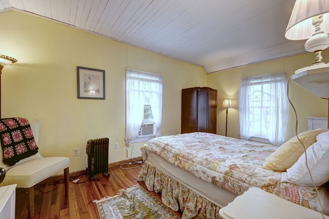 Building Photo - 32 Seaside Ave
