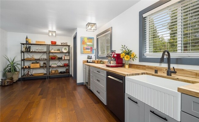 Building Photo - $1000 Rent Credit with 12 Month Lease! Spa...