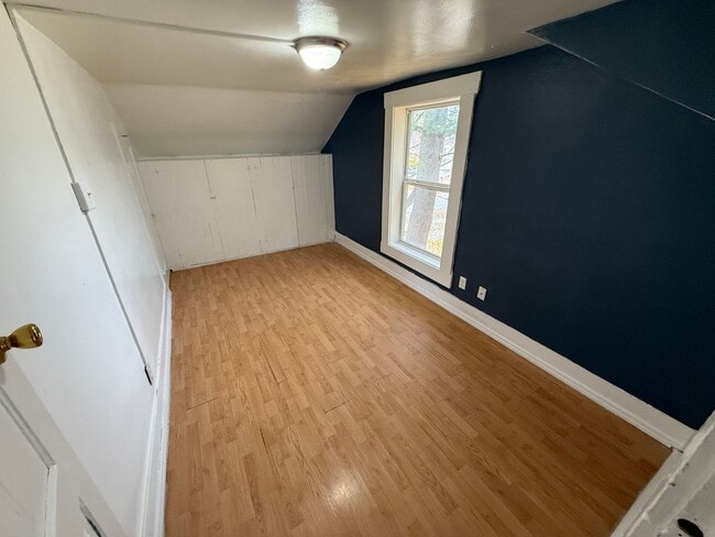 Building Photo - Large Duplex Available 6BD 2 BTH