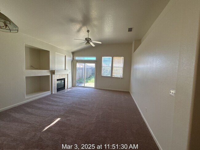 Building Photo - $400 MOVE IN BONUS! Fantastic 3 Bed, 2 Bat...