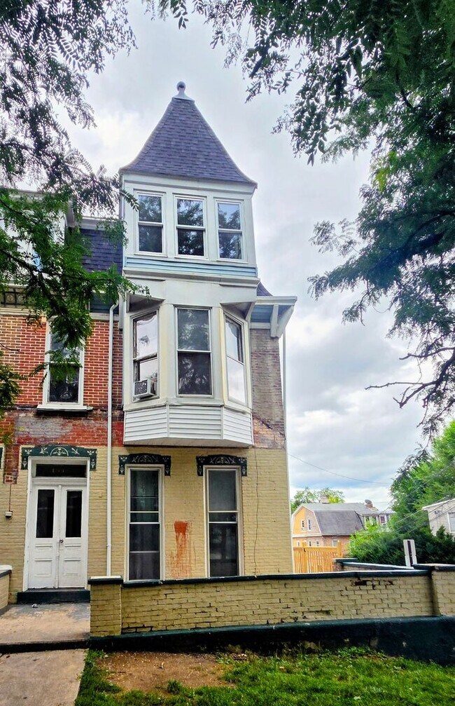 Building Photo - 1048 Walnut St