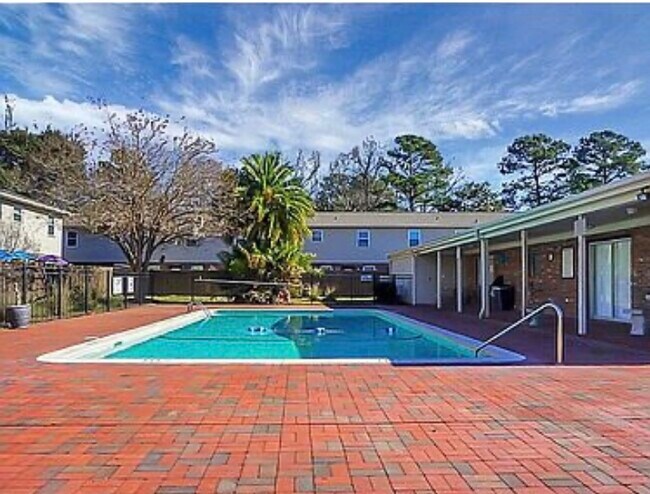 Building Photo - 415 Parkdale Dr