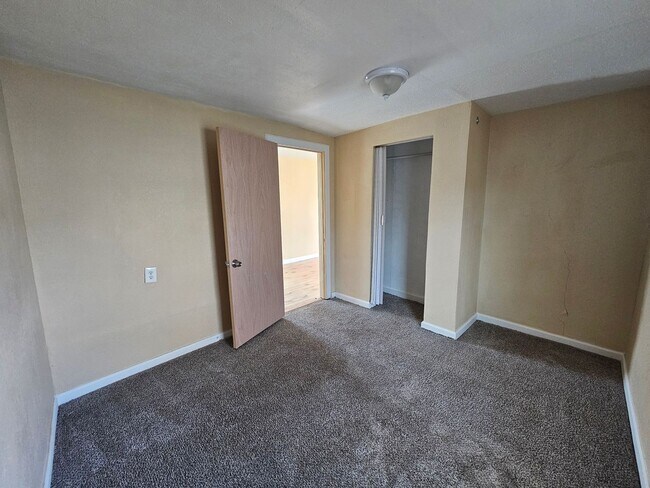 Building Photo - 2x1 Home Available Now