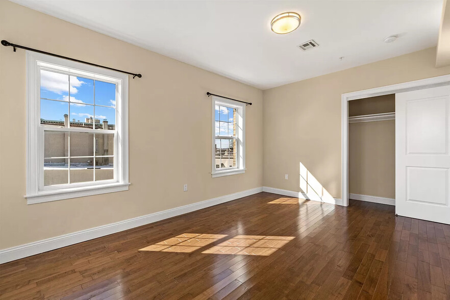 Building Photo - 4401 BERGENLINE Ave