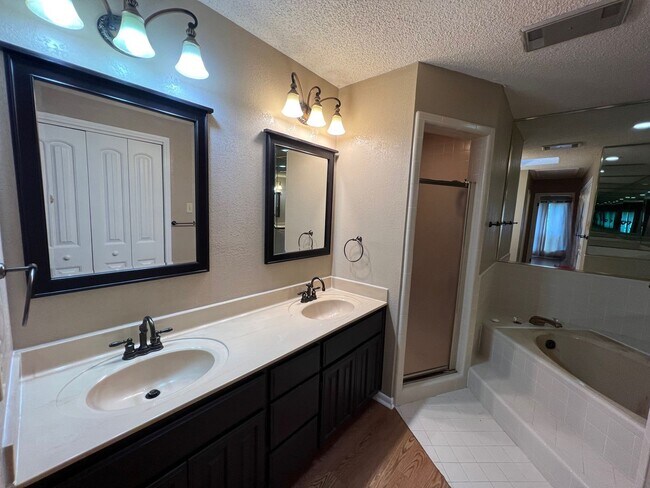 Building Photo - *COMING SOON!* 2 Bedroom Garden Style Villa Home In A Prime Location – Near Shopping & Dining!