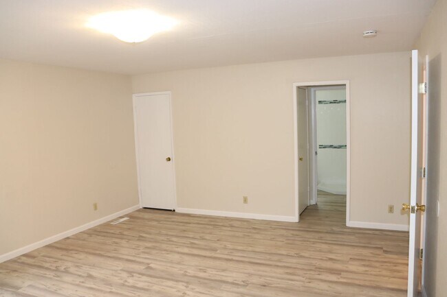 Building Photo - Single Family Home Centrally Located off H...