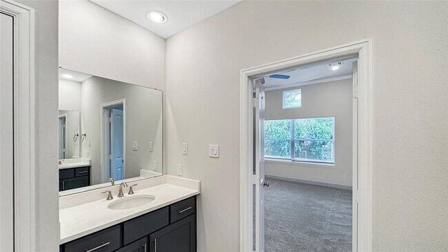 Building Photo - 1126 W 26th St