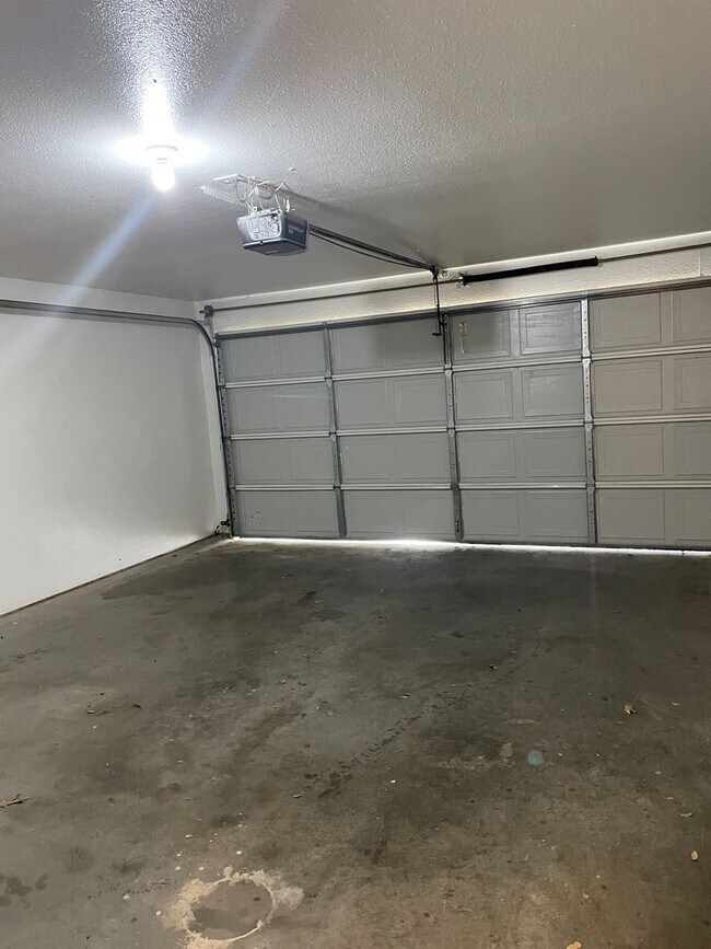 Building Photo - 991 Sierra Vista Ct