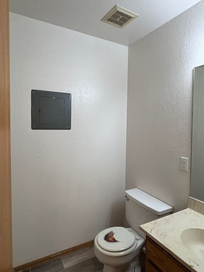 Building Photo - Sunny and Cute 2 Story, 2Bed, 1.5Bath Townhouse in Grand Junction!!!!