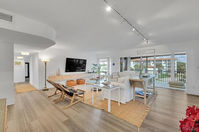 Building Photo - 2871 N Ocean Blvd