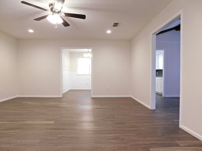 Building Photo - Spacious Home