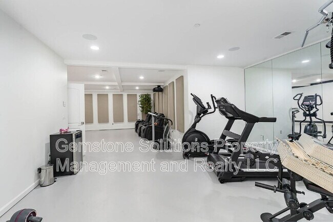 Building Photo - 6343 Wildwood Dr