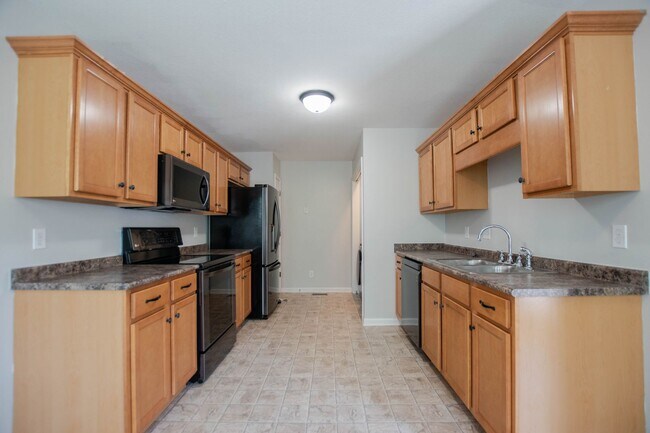 Building Photo - Pet Friendly Three Bedroom!