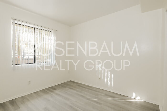 Building Photo - 354 W Delano St