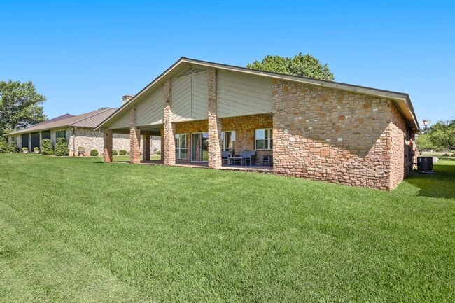 Building Photo - 203 Longhorn