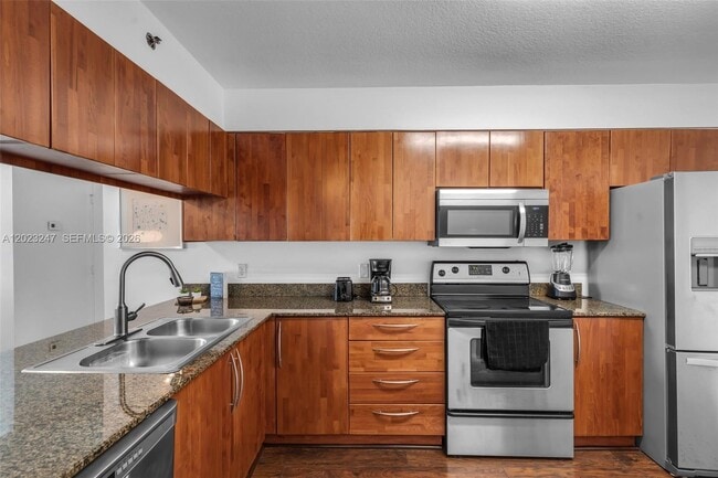 Building Photo - 1200 Brickell Bay Dr