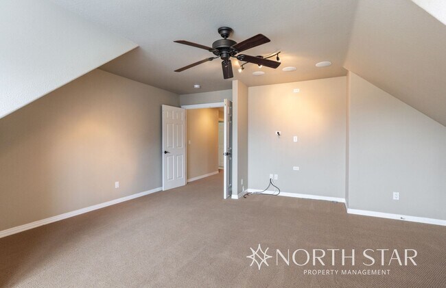 Building Photo - Spacious Elegance in Lake Oswego