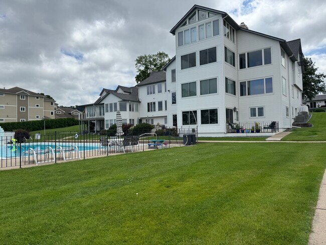 Building Photo - 1300 S Lakeshore Dr