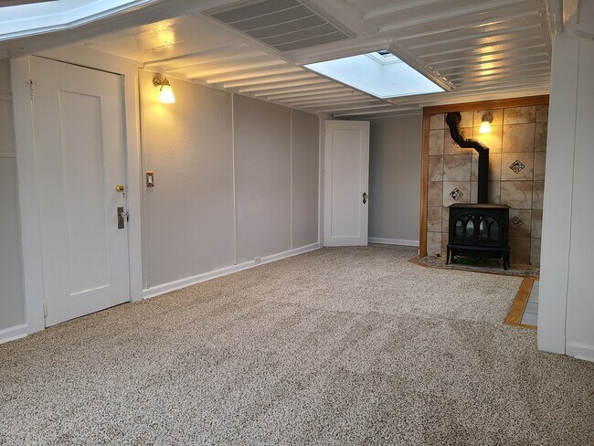 Building Photo - Ennis Properties