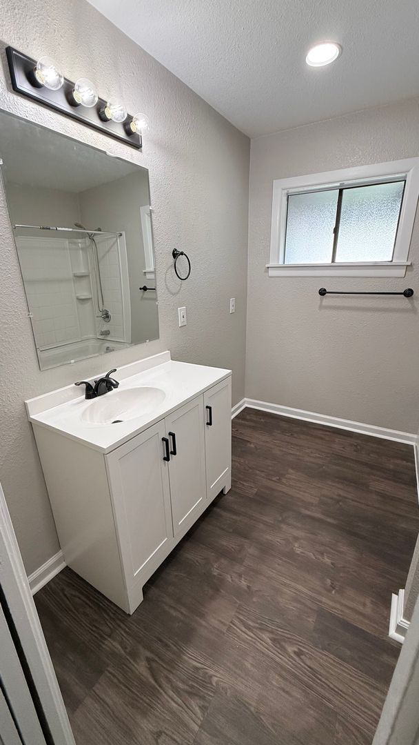 Building Photo - 3 bed/1 bath, with carport - Interior upda...