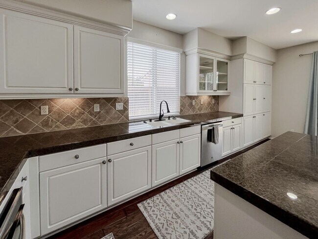 Building Photo - MUST SEE! Beautiful 3 bedroom + Loft + Office Space (or convert to 4th bedroom) + Large Backyard ...